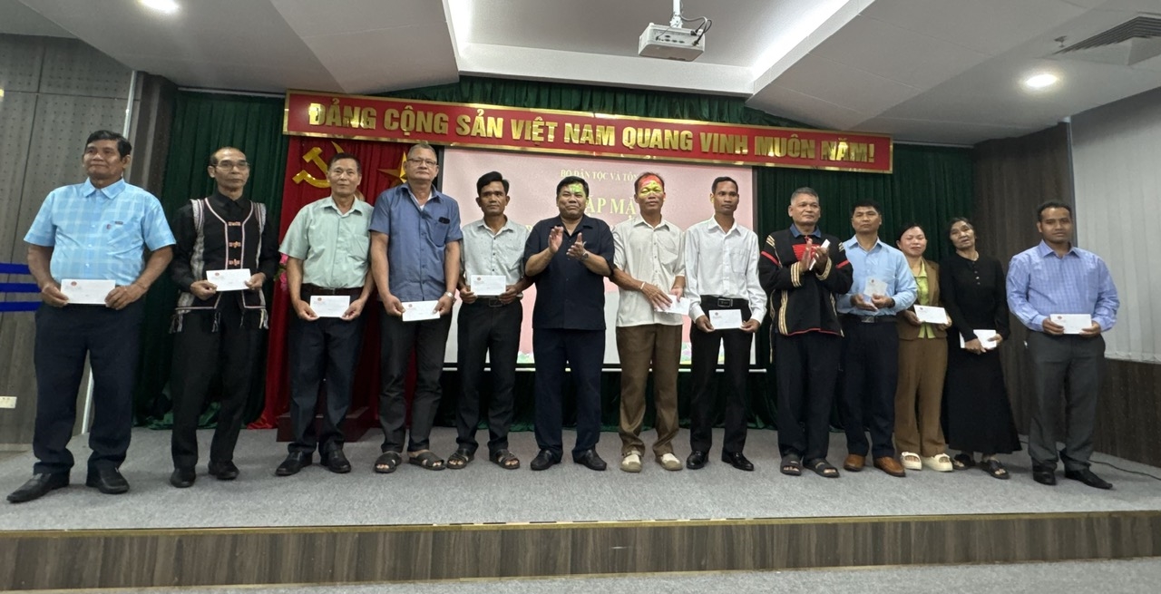 Thứ trưởng Bộ Dân tộc và Tôn giáo tặng quà đại biểu Người có uy tín trong đồng bào dân tộc thiểu số tỉnh Lâm Đồng nhân dịp gặp mặt tại Bộ Dân tộc và Tôn giáo