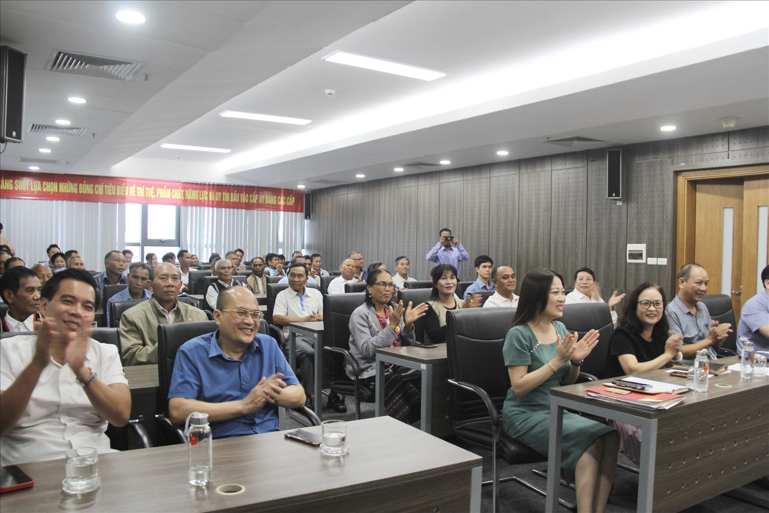 Đại diện lãnh đạo các Vụ, đơn vị của Bộ Dân tộc và Tôn giáo tham dự buổi gặp mặt đoàn đại biểu Người có uy tín trong đồng bào dân tộc thiểu số tỉnh Lâm Đồng 