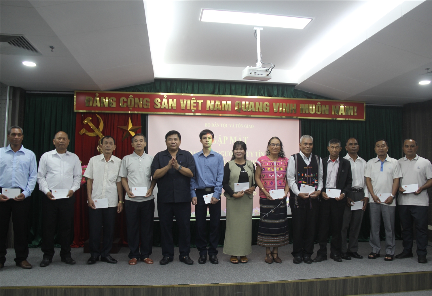 Người có uy tín trong đồng bào thiểu số tỉnh Lâm Đồng một lòng tin theo Đảng, Bác Hồ 10