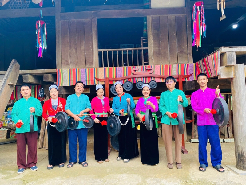 Nghệ nhân Đinh Ngọc Lương (đứng thứ ba từ trái sang) cùng các thành viên Làng Mường trình diễn với chiêng. 