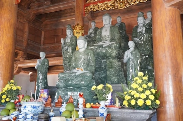 Tôn tượng Đức Phật, Bồ Tát an vị tại chính điện chùa Thuyền Chài