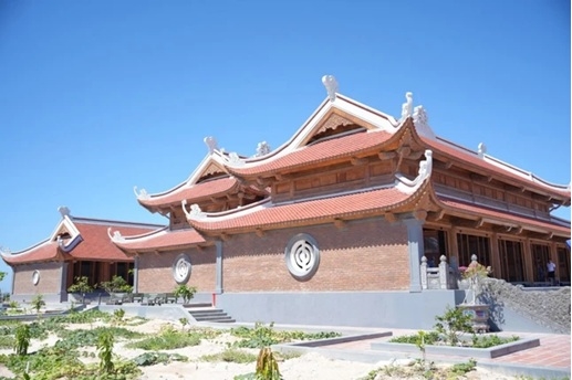 Chùa trên quần đảo Trường Sa mang đậm bản sắc kiến trúc truyền thống Việt Nam là hình ảnh thân thuộc giữa trùng khơi sóng gió