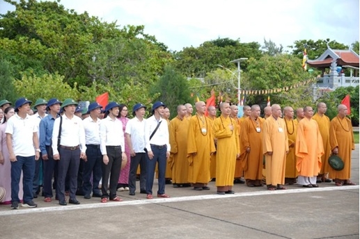 Đoàn trang nghiêm tổ chức Lễ chào cờ tại đảo Trường Sa