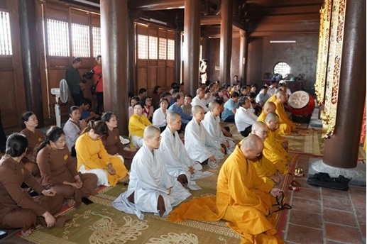 Tăng ni, phật tử tham dự buổi lễ