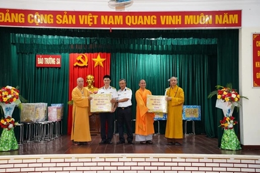 Chư tôn đức trong Đoàn thăm và tặng quà cán bộ, chiến sĩ tại đảo Trường Sa