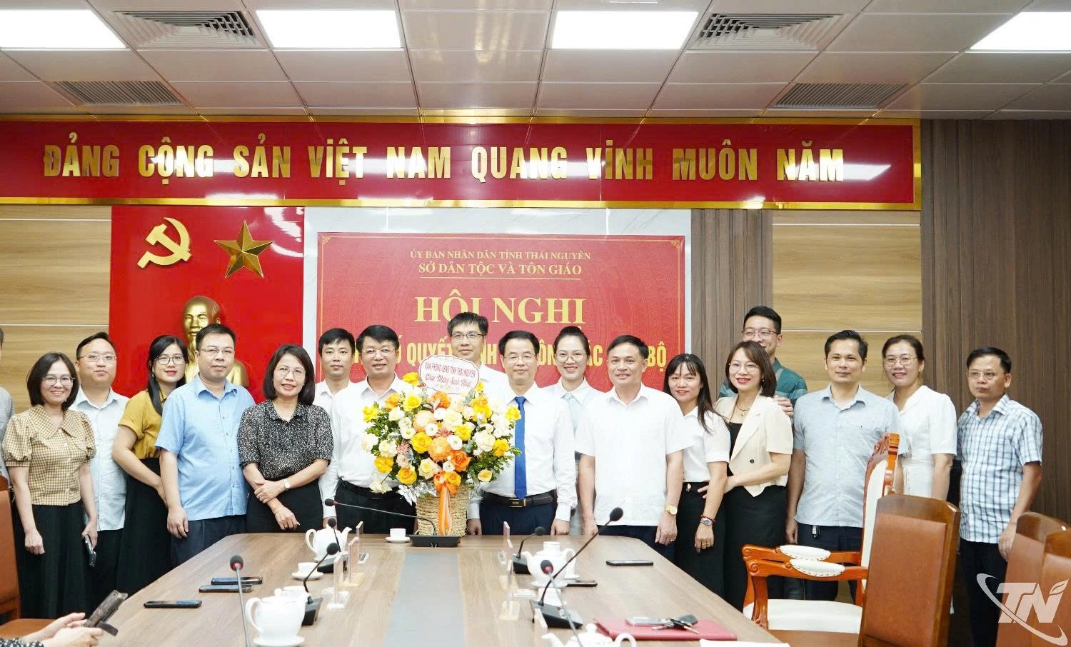 Lãnh đạo Sở Dân tộc và Tôn giáo tỉnh Thái Nguyên cùng tập thể cán bộ, công chức chúc mừng ông Vũ Việt Dũng nhận Quyết định bổ nhiệm giữ chức Phó Giám đốc Sở Dân tộc và Tôn giáo tỉnh Thái Nguyên