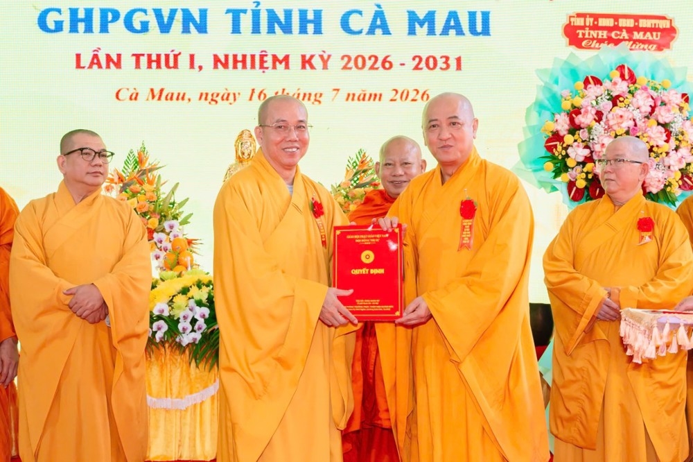 Hòa thượng Thích Huệ Thông trao Quyết định chuẩn y