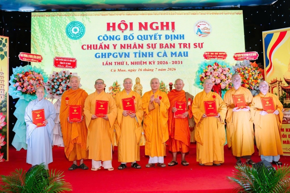 Hòa thượng Thích Huệ Thông trao quyết định chuẩn y