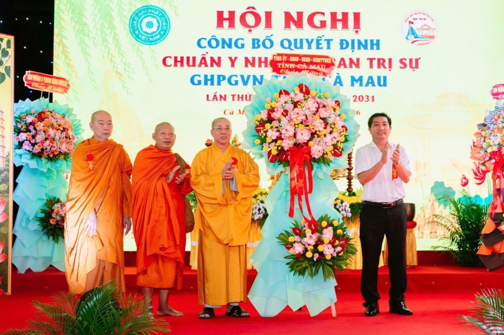 Tỉnh ủy - UBND - HĐND - Ủy ban Mặt trận Tổ quốc Việt Nam tặng hoa chúc mừng 