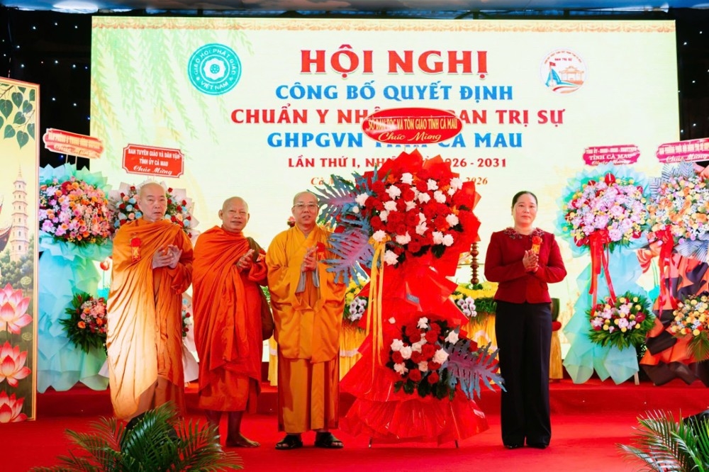 Sở Dân tộc và Tôn giáo tỉnh tặng hoa chúc mừng 