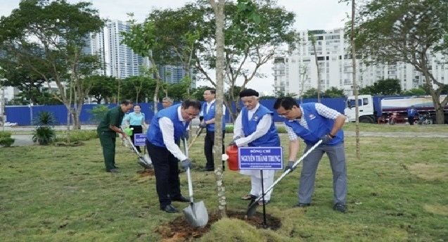 Đại diện cơ sở tôn giáo chung tay thực hiện công trình Vườn cây Đại đoàn kết và tham quan trạm MRF, công trình muôn sắc hoa phường Tân Mỹ