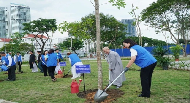 Ni trưởng Thích Nữ Từ Nhẫn, Phó Trưởng Phân ban Ni giới Trung ương Giáo hội Phật giáo Việt Nam, trụ trì chùa Phước Viên (phường Thạnh Mỹ Tây) cùng các đại biểu trồng cây xanh