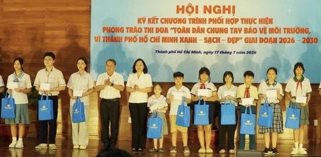 Trao học bổng Nguyễn Hữu Thọ đến các em học sinh trên địa bàn phường Tân Mỹ