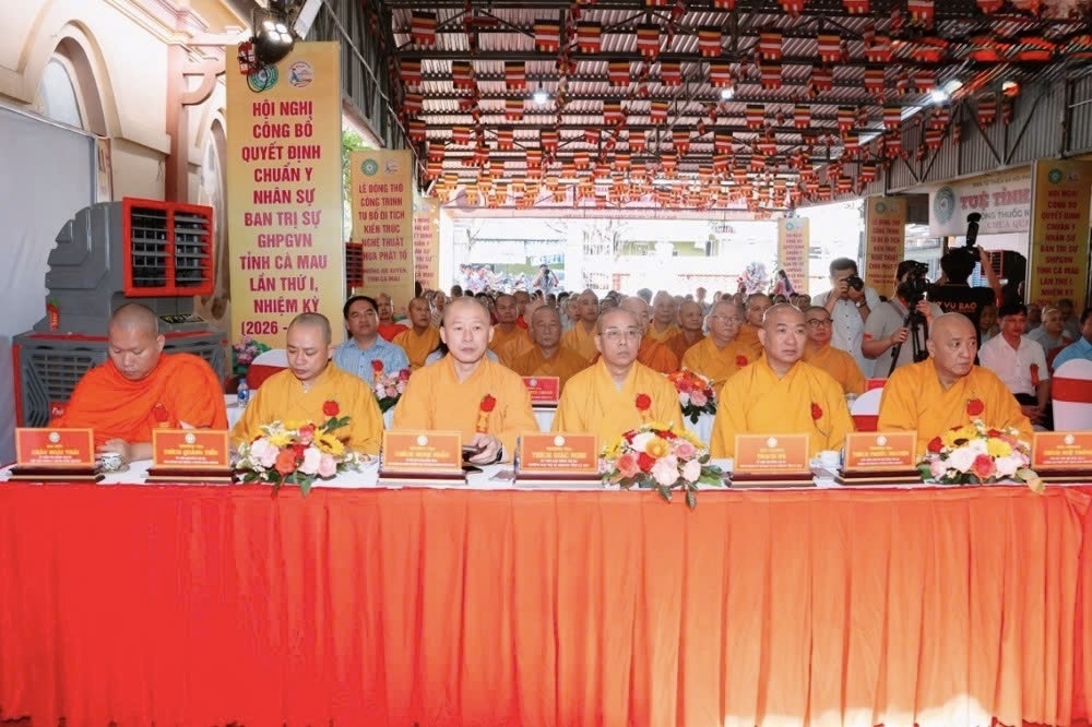 Chư tôn đức cùng các tăng ni tham dự Hội nghị