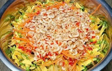 Gỏi bông điên điển trộn tép đồng - món ăn đặc trưng của mùa nước nổi, kết tinh từ sản vật thiên nhiên và tri thức ẩm thực của các cộng đồng dân tộc