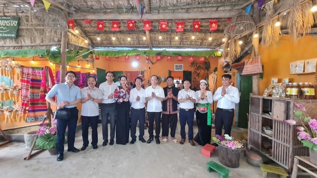 Các đại biểu khảo sát famstay Gió Núi