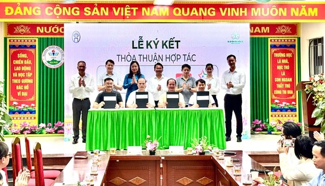 Lễ ký kết Biên bản ghi nhớ hợp tác phát triển sản phẩm, dịch vụ du lịch giữa Ban điều phối điểm đến du lịch cộng đồng Mường Cốc với các đơn vị, tổ chức du lịch