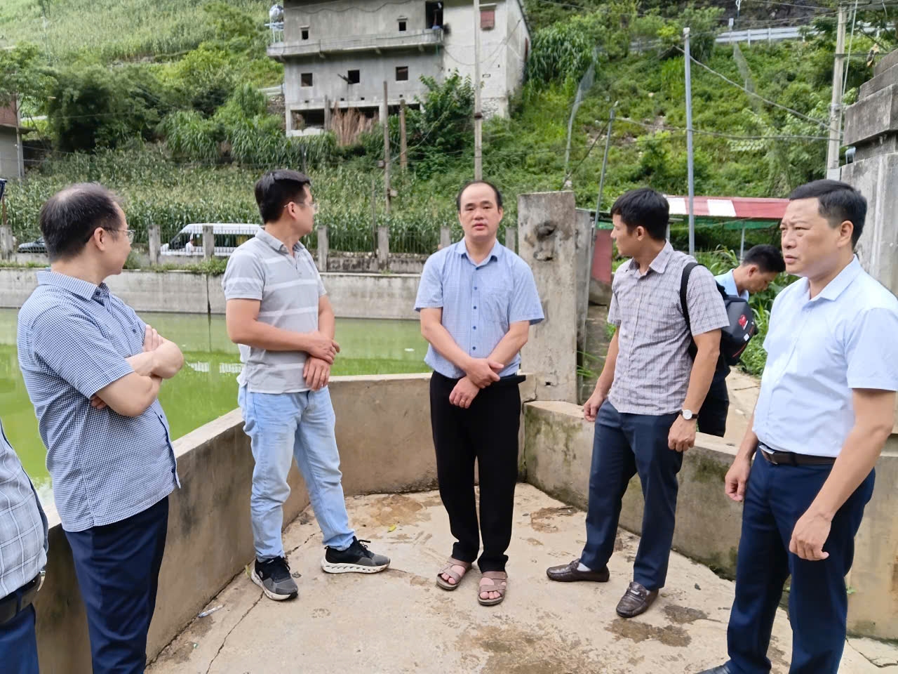 Ông Phùng Quốc Huy, Phó Chánh Văn phòng Quốc gia về dân tộc và miền núi, Bộ Dân tộc và Tôn giáo (thứ nhất bên phải), trưởng đoàn kiểm tra liên ngành kiểm tra, khảo sát một Hồ treo tích trữ nước thuộc xã Đồng Văn, tỉnh Tuyên Quang