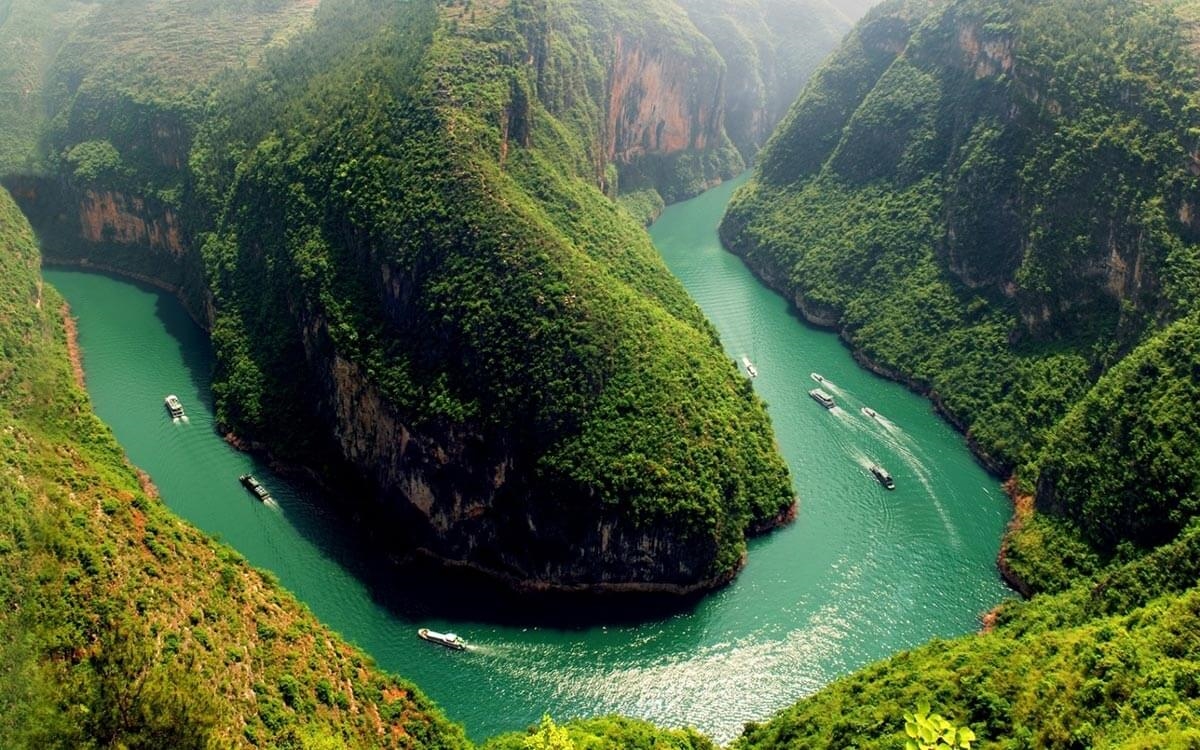 Khởi nguồn từ vùng đất Vân Nam (Trung Quốc), sông Nho Quế lặng lẽ men theo hướng Tây Bắc - Đông Nam, băng qua địa phận cao nguyên đá Đồng Văn và Mèo Vạc của tỉnh Tuyên Quang, rồi hoà mình vào sông Gâm tại tỉnh Cao Bằng