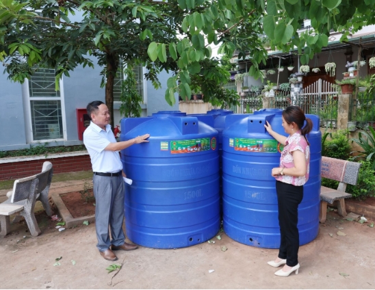 Cán bộ xã Yên Châu nhận téc nước được mua bằng kinh phí của Chương trình MTQG 1719 để hỗ trợ nhân dân cần cấp nước sinh hoạt phân tán 