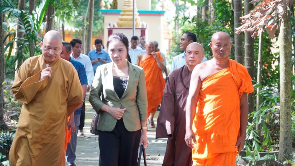 Bà Trần Thị Minh Nga cùng Đoàn công tác thăm Trường Trung cấp Phật học Nam tông Khmer Kiên Giang