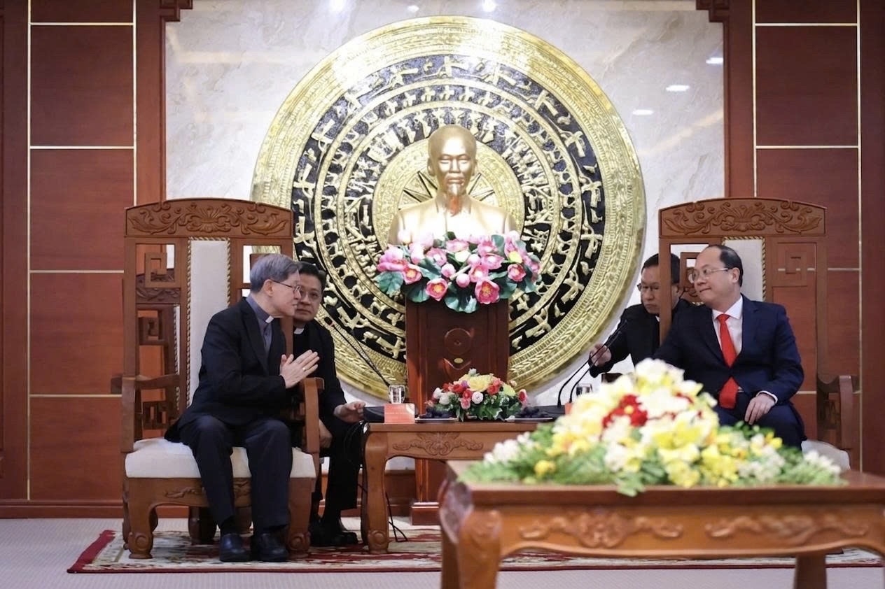 Bí thư Tỉnh ủy Cà Mau Nguyễn Hồ Hải trao đổi với Hồng y Luis Antonio G. Tagle