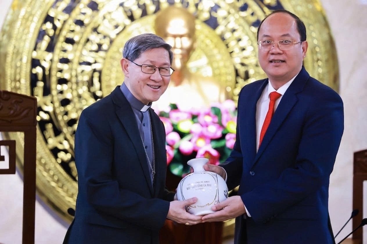 Bí thư Tỉnh ủy Cà Mau Nguyễn Hồ Hải (phải) tặng bình gốm có các biểu tượng kỷ niệm tái lập tỉnh Cà Mau đến Hồng y Luis Antonio Gokim Tagle