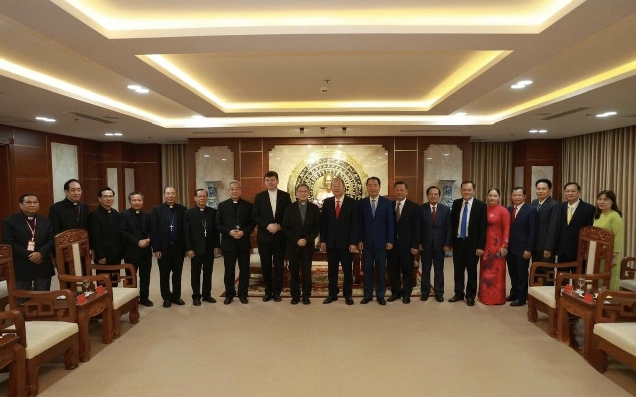 Lãnh đạo tỉnh Cà Mau chụp hình lưu niệm cùng Hồng y Luis Antonio G. Tagle và Đoàn đại biểu Tòa thánh Vatican