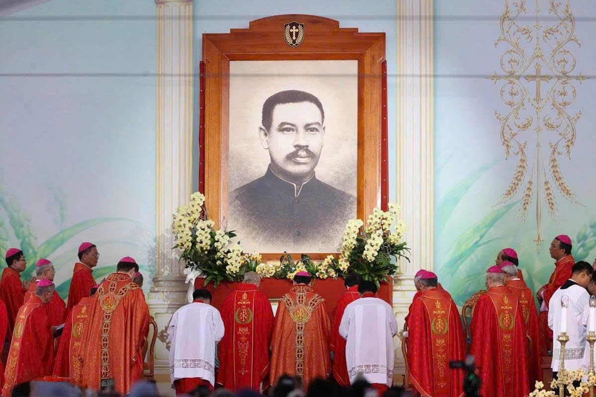 Ngay sau khi Tông thư được công bố, chân dung Chân phước được cung nghinh và giới thiệu trước cộng đoàn