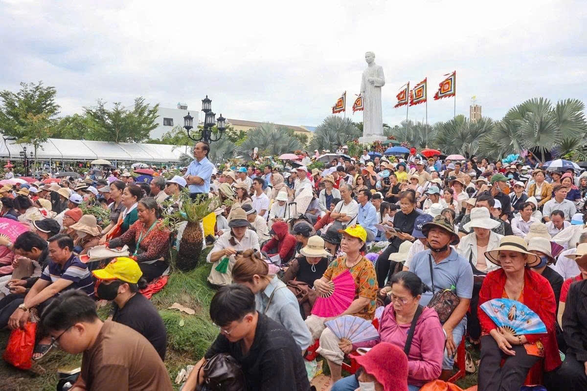 Khuôn viên Trung tâm hành hương Tắc Sậy, đối diện nhà thờ, chật kín giáo dân dự lễ
