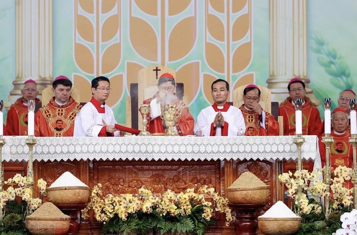 Hồng y Luis Antonio G. Tagle sau đó chủ sự nghi thức xông hương lễ vật, biểu tượng cho lời cầu nguyện dâng lên Thiên Chúa và sự tôn kính đối với các lễ vật trên bàn thờ