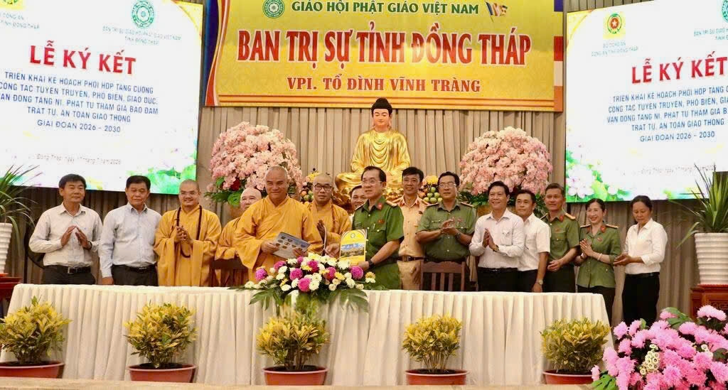 Công an tỉnh Đồng Tháp và Ban Trị sự Giáo hội Phật giáo Việt Nam tỉnh Đồng Tháp ký kết chương trình phối hợp tuyên truyền, vận động tăng, ni, phật tử chấp hành pháp luật về trật tự, an toàn giao thông giai đoạn 2026-2030