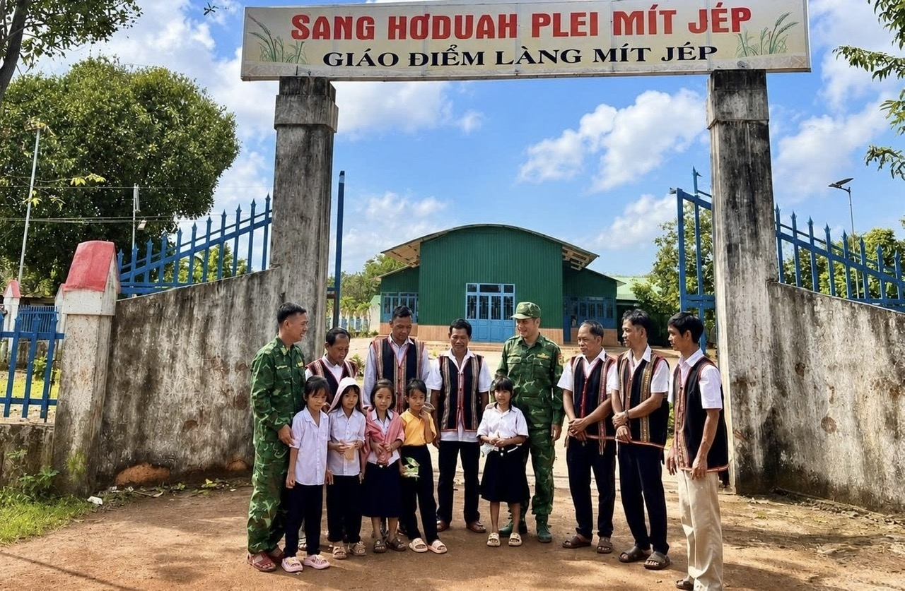 Bộ đội biên phòng, chính quyền địa phương và đồng bào Công giáo làng Mit Jep (xã Ia O, tỉnh Gia Lai) gặp gỡ, trao đổi, tăng cường gắn kết quân - dân, góp phần xây dựng khối đại đoàn kết toàn dân tộc và giữ vững bình yên nơi biên giới