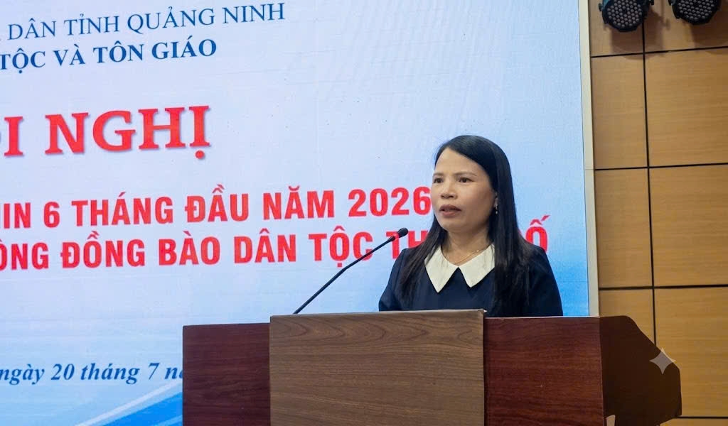 Phó Giám đốc Sở Dân tộc và Tôn giáo tỉnh Quảng Ninh Ân Thị Thìn phát biểu khai mạc Hội nghị phổ biến, cung cấp thông tin cho Người có uy tín trong đồng bào dân tộc thiểu số tỉnh Quảng Ninh năm 2026