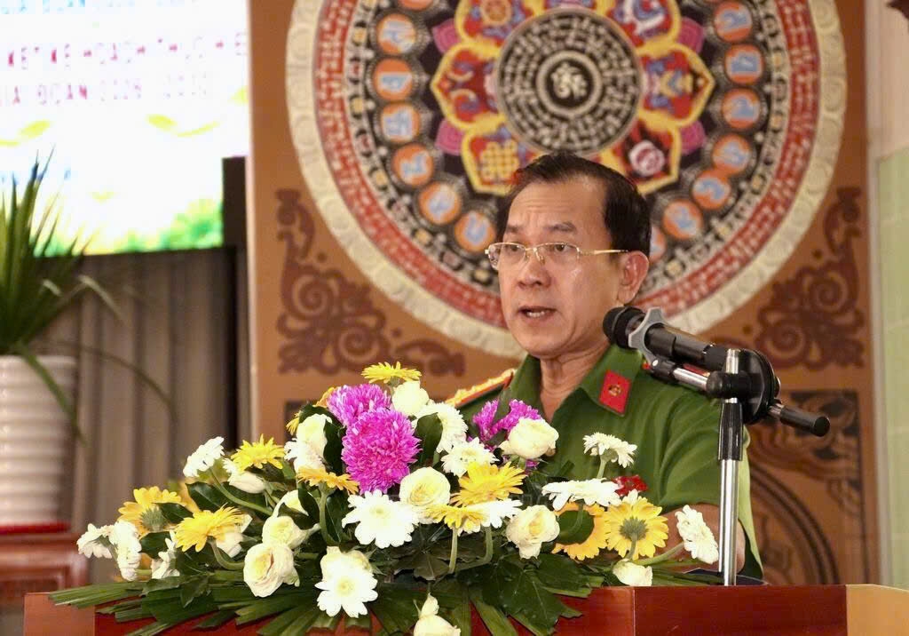Đại tá Trần Văn Tròn, Phó Giám đốc Công an tỉnh Đồng Tháp phát biểu chỉ đạo tại Hội nghị tổng kết chương trình phối hợp tuyên truyền, vận động tăng, ni, phật tử chấp hành pháp luật về trật tự, an toàn giao thông