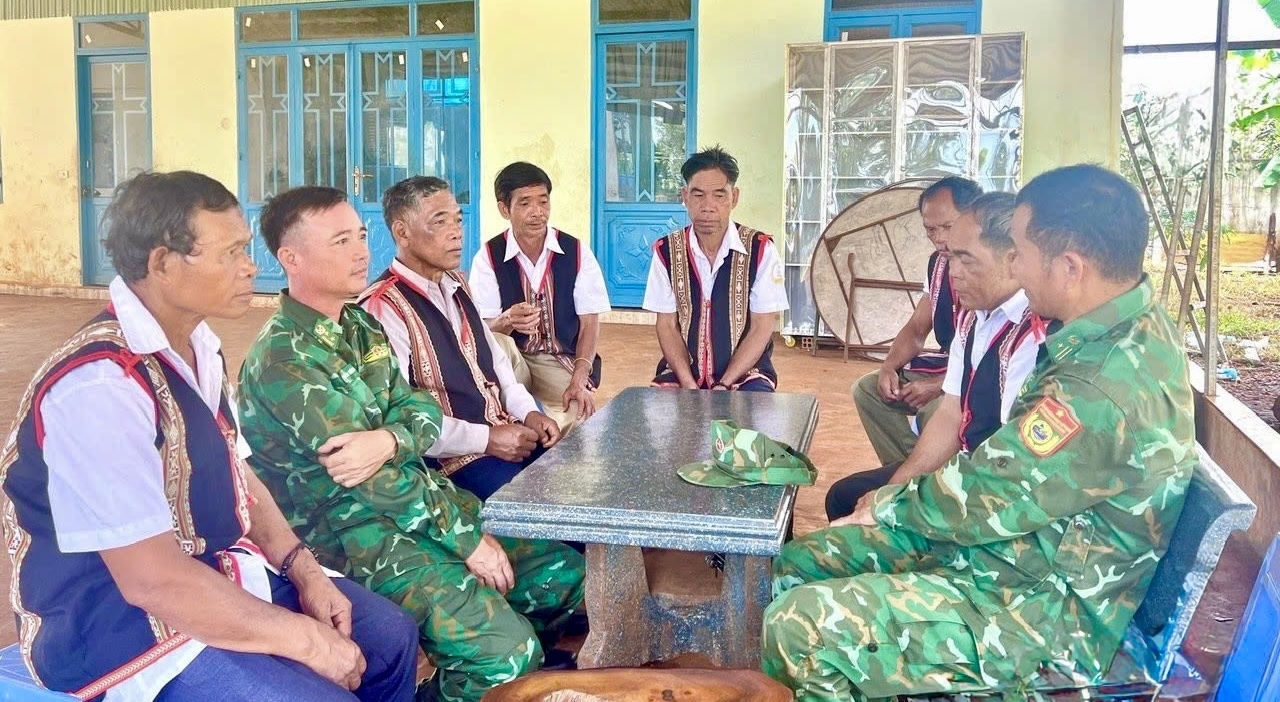 Bộ đội biên phòng phối hợp với nhóm trưởng giáo điểm và người có uy tín làng Mit Jep (xã Ia O, tỉnh Gia Lai) trao đổi, tuyên truyền, vận động đồng bào Công giáo chấp hành chủ trương của Đảng, chính sách, pháp luật của Nhà nước, chung tay giữ vững an ninh khu vực biên giới