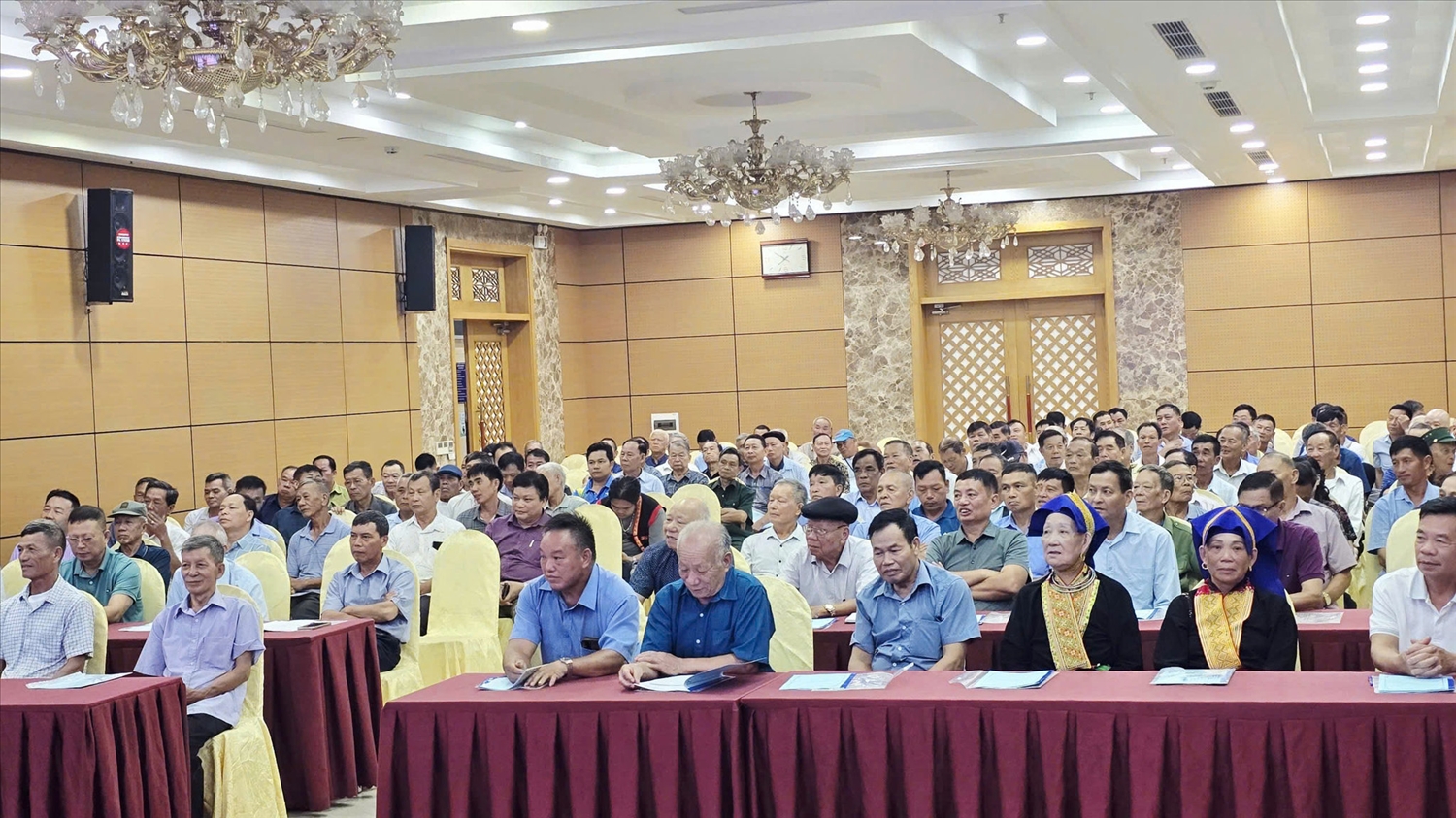 185 Người có uy tín trong đồng bào dân tộc thiểu số của 16 xã, phường và đặc khu trên địa bàn tỉnh Quảng Ninh tham dự Hội nghị phổ biến, cung cấp thông tin năm 2026