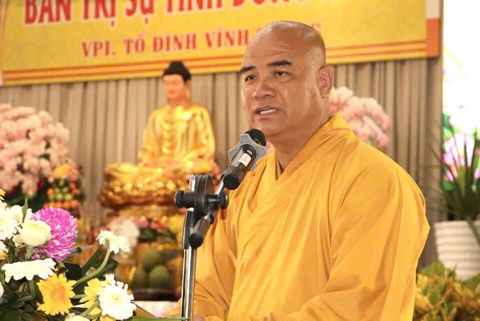 Thượng toạ Thích Tĩnh Triệt, Trưởng Ban Trị sự Giáo hội Phật giáo Việt Nam tỉnh Đồng Tháp phát biểu tại Hội nghị
