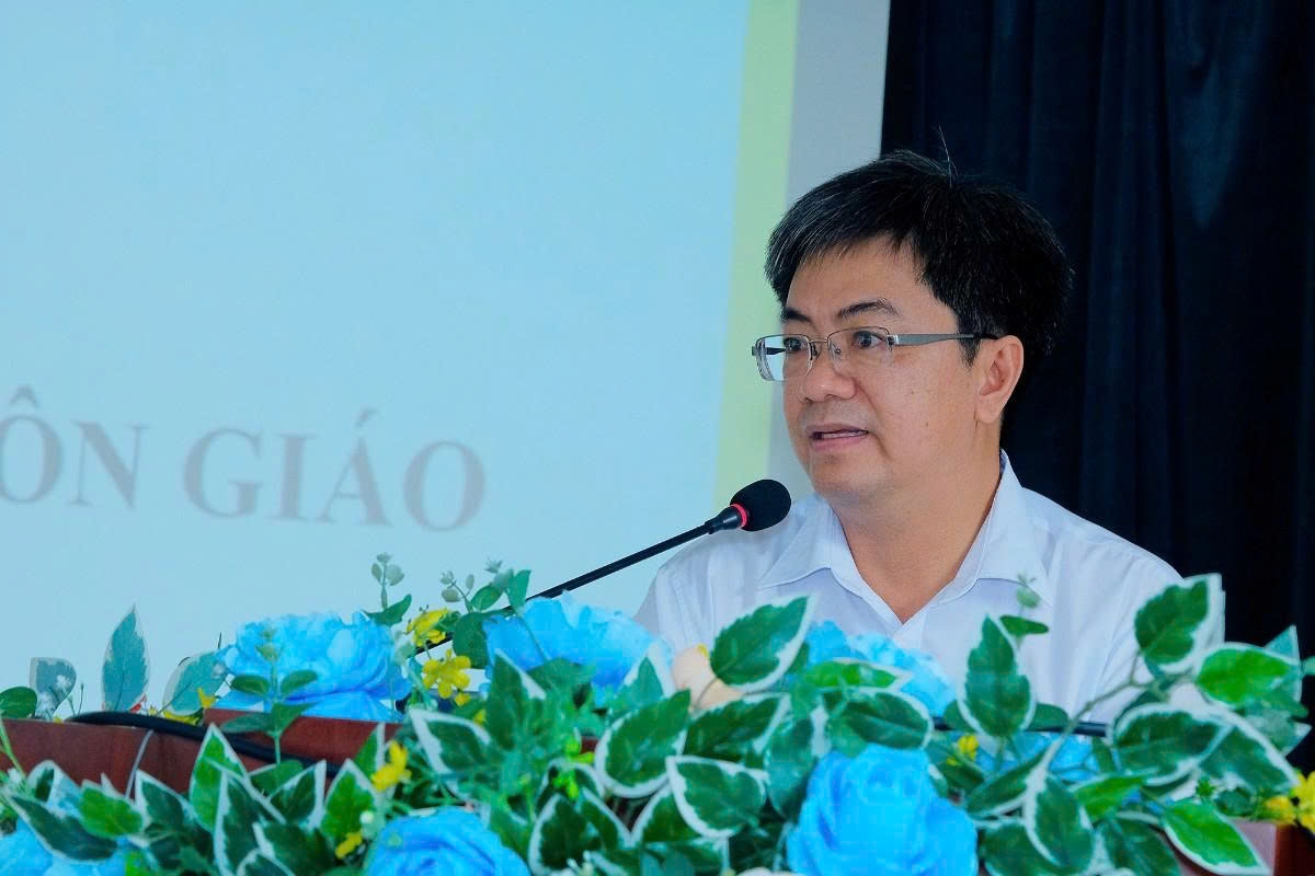 Ông Đào Văn Xem, Trưởng ban Tôn giáo, Sở Dân tộc và Tôn giáo tỉnh An Giang quán triệt các nội dung trọng tâm về công tác tín ngưỡng, tôn giáo tại hội nghị