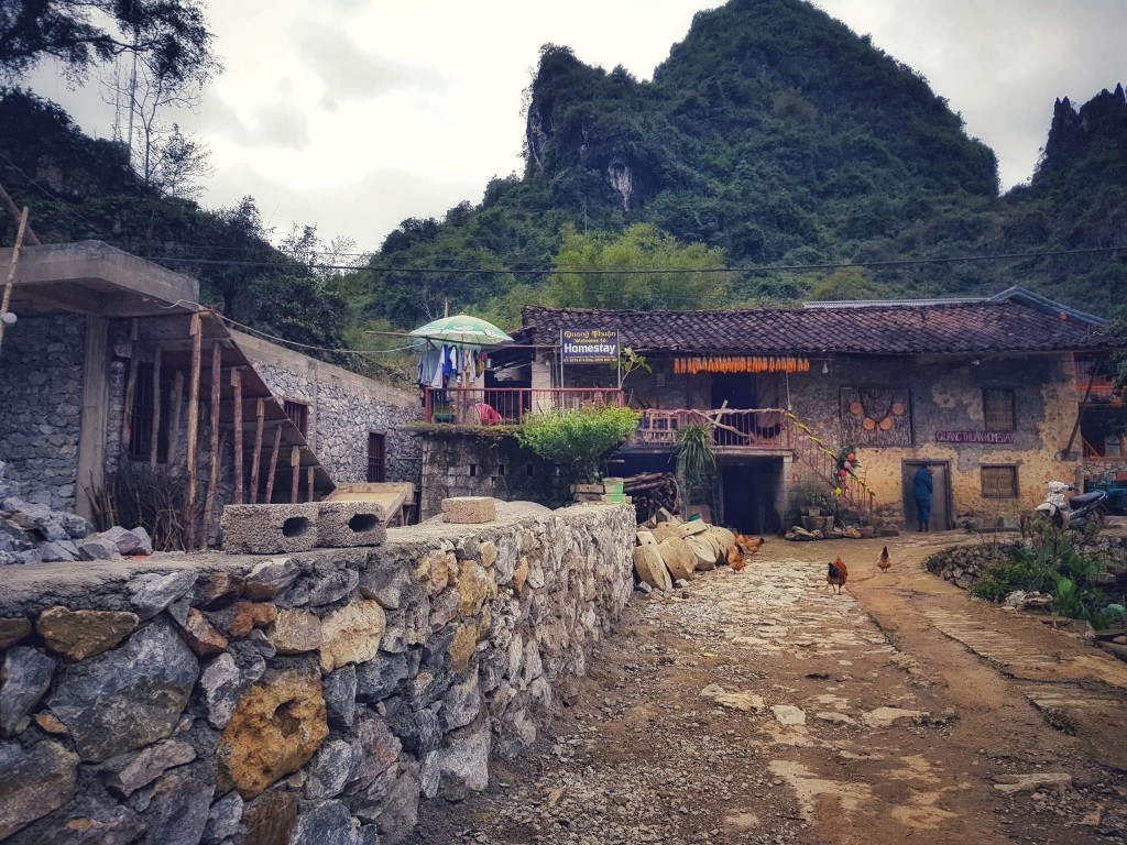 Đá tại Khuổi Ky có mặt ở khắp mọi nơi, không chỉ để xây nhà mà còn để làm vật dụng hằng ngày trong gia đình như cối xay, bếp lò hay làm hàng rào, đập nước… Vì thế mà cộng đồng người Tày ở Cao Bằng luôn dành ra những ngày nhất định để tế lễ cảm tạ thần đá. Họ coi đá là khởi nguồn của sự sống và là trung tâm của vũ trụ, con người sinh ra từ đá và khi chết sẽ hóa thành đá