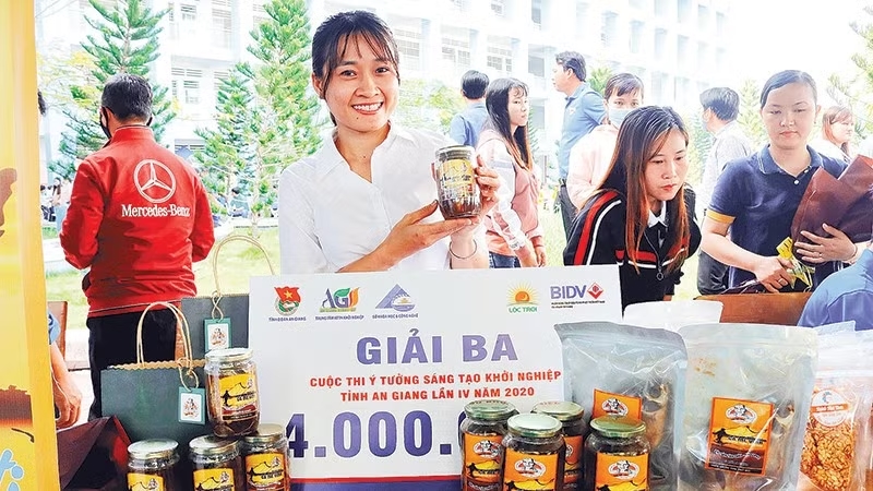 Nhiều bạn trẻ ở Tân Châu tiếp nối truyền thống của gia đình tiếp tục sản xuất, kinh doanh đặc sản mắm chao cá mè vinh