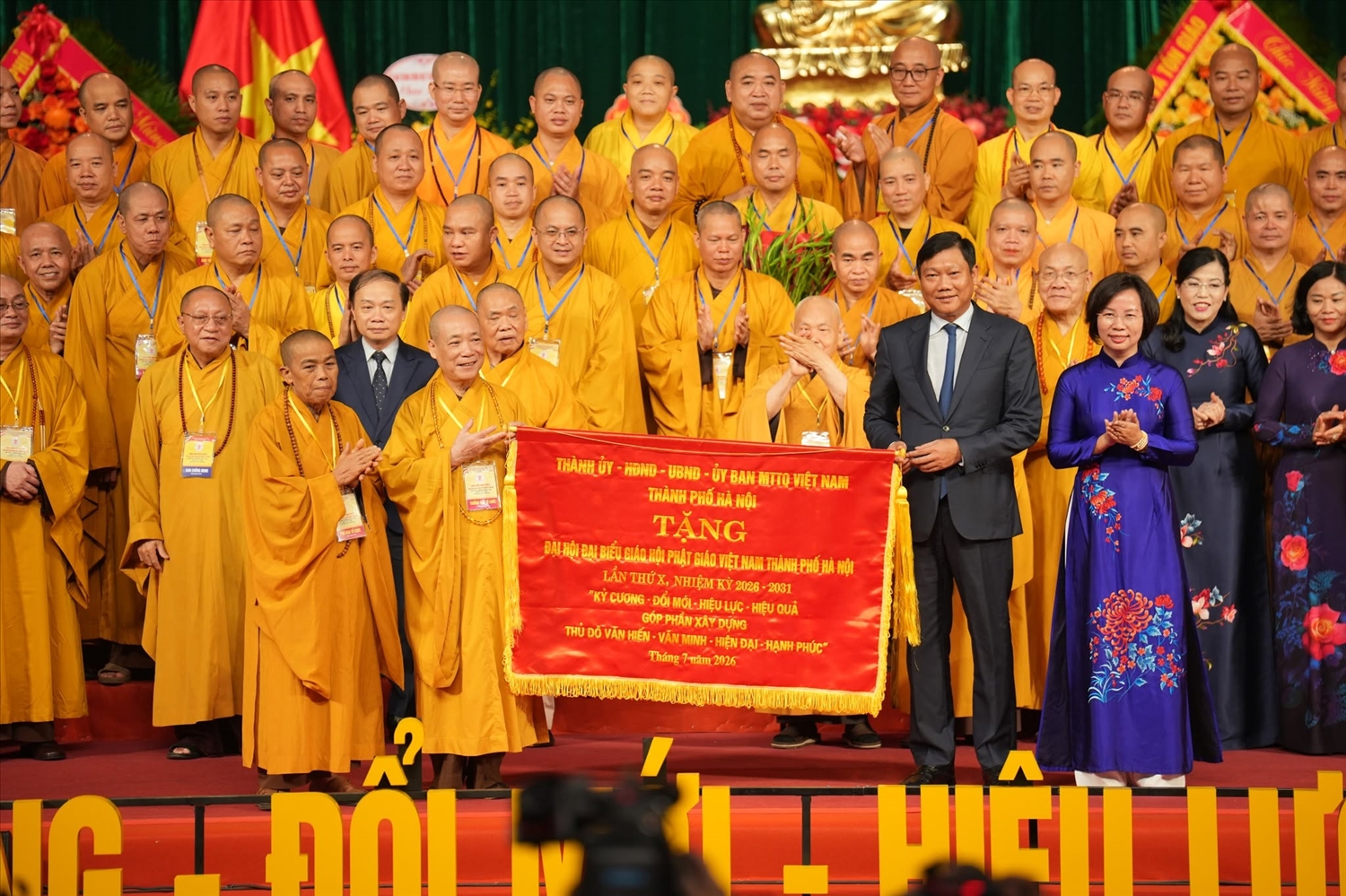 Thành ủy, HĐND, UBND, Ủy ban Mặt trận Tổ quốc Việt Nam Thành phố Hà Nội tặng bức trướng tại Đại hội