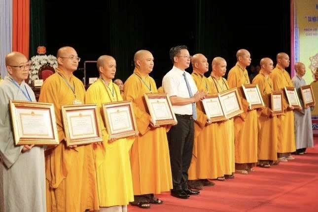 Đại diện UBND Thành phố Hà Nội tặng Bằng khen đến các cá nhân có đóng góp tích cực trong sự nghiệp xây dựng và phát triển Thủ đô