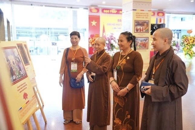 Các đại biểu tham quan không gian triển lãm ảnh thành tựu Phật sự của Giáo hội Phật giáo Việt Nam Thành phố Hà Nội