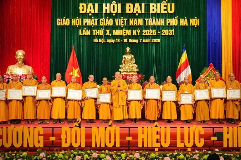 Trung ương Giáo hội Phật giáo Việt Nam tặng Bằng tuyên dương công đức đến Ban Trị sự Giáo hội Phật giáo Việt Nam Thành phố Hà Nội