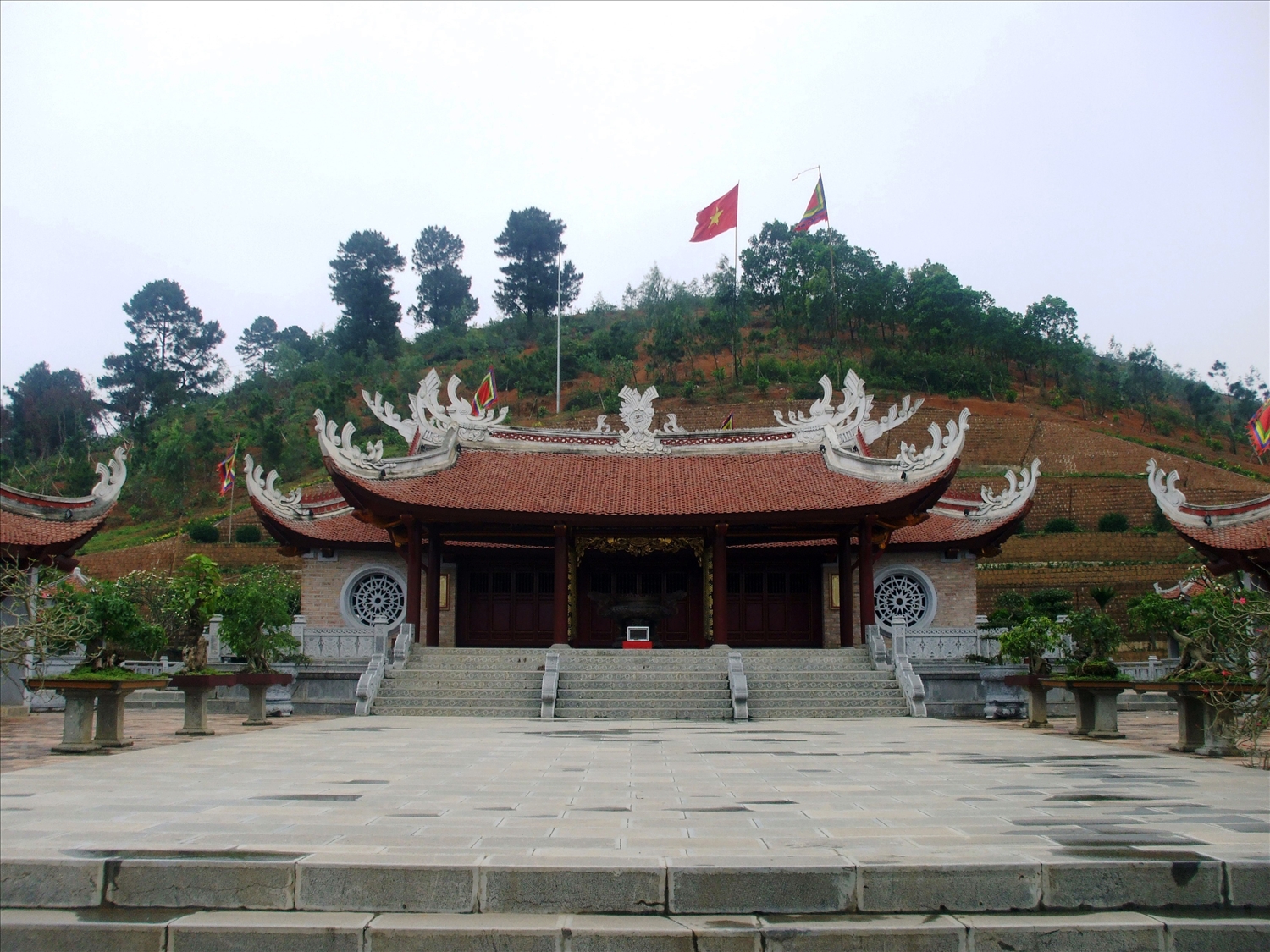 Đền thờ Quốc tổ Lạc Long Quân