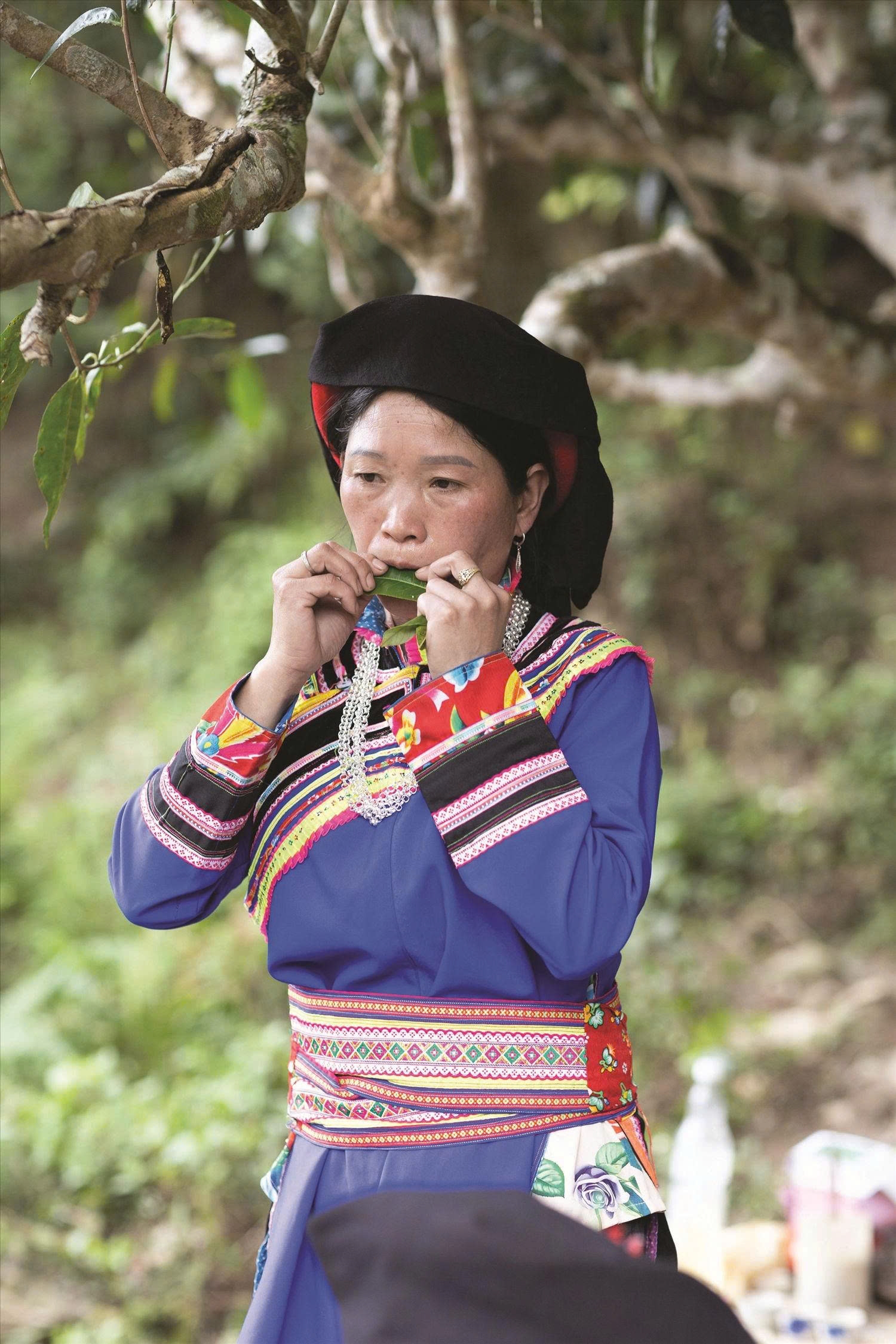 Chị Min Thị Nguyệt trình diễn kèn lá
