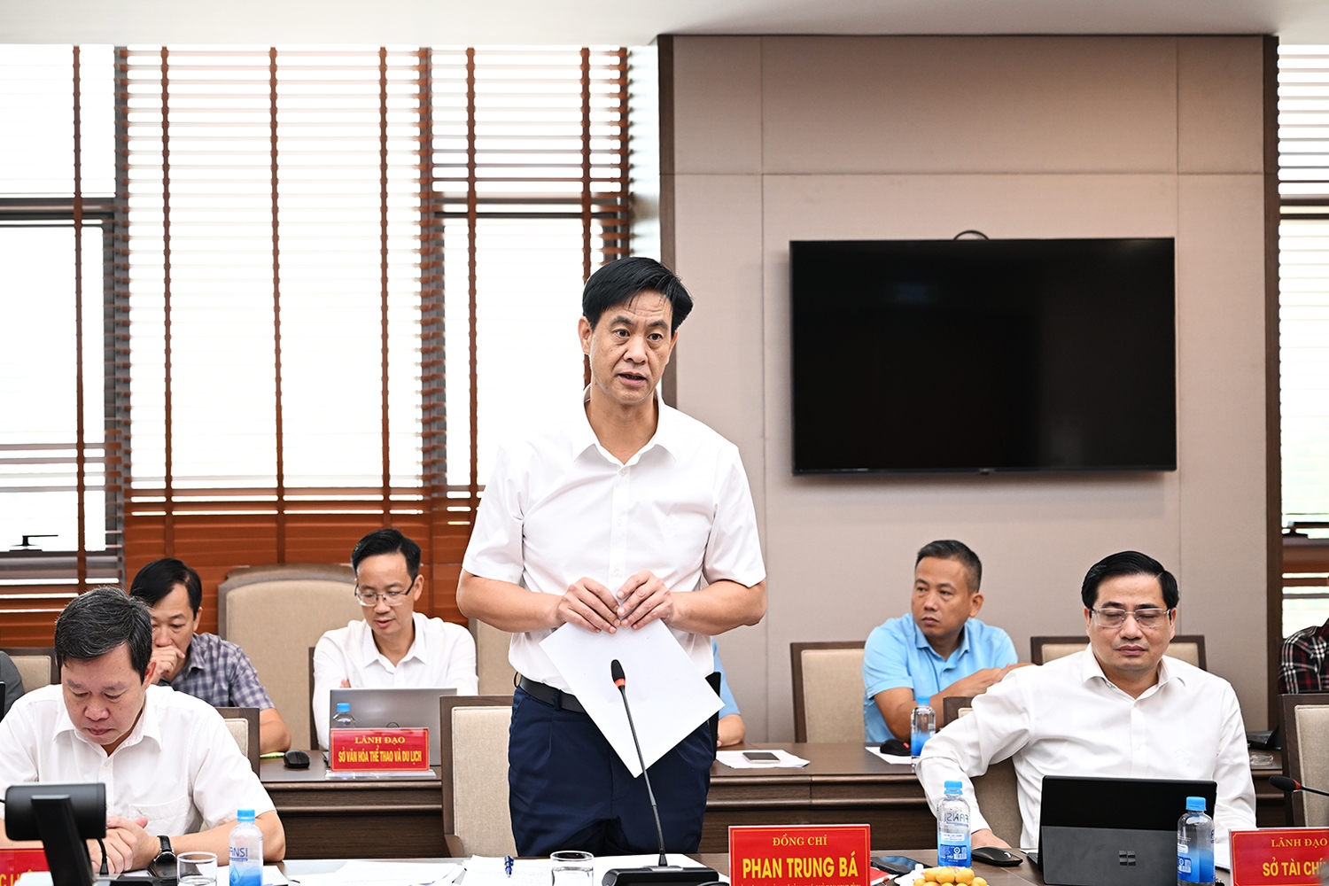 Phó Chủ tịch UBND tỉnh Lào Cai Phan Trung Bá phát biểu tại buổi làm việc