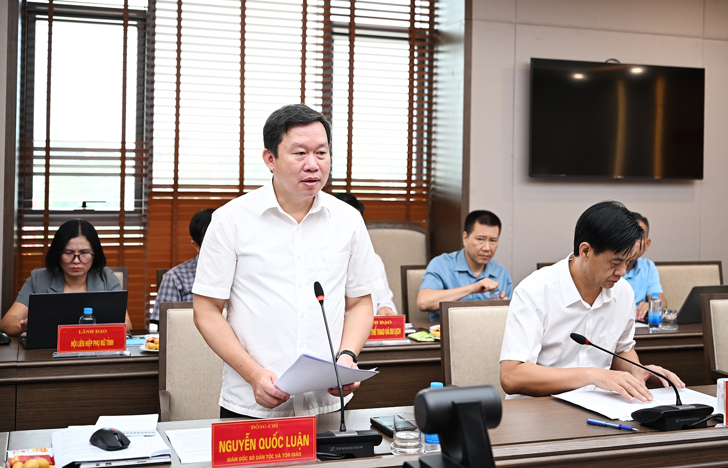 Ông Nguyễn Quốc Luận, Giám đốc Sở Dân tộc và Tôn giáo tỉnh Lào Cai báo cáo tại buổi làm việc