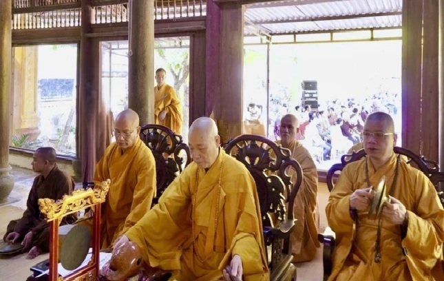 Hòa thượng Thích Bảo Nghiêm - Phó Chủ tịch Hội đồng Trị sự Trung ương Giáo hội Phật giáo Việt Nam cùng môn đồ pháp quyến thực hiện khóa lễ cầu nguyện